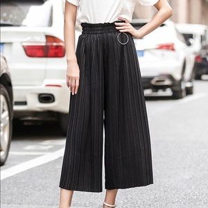 🔮Black pleated Spandex Culottes
